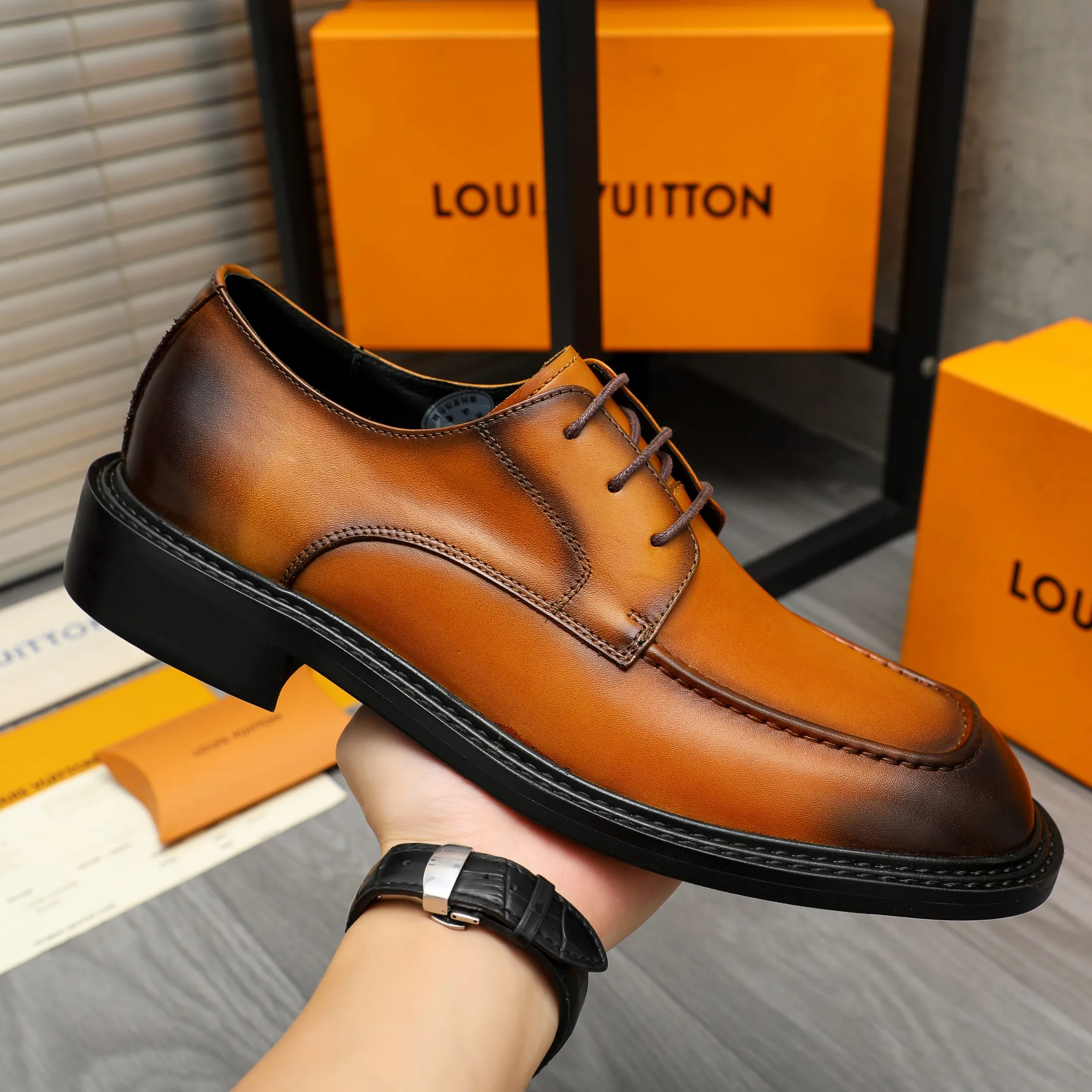 Men's shoes 💰600 Product trademark: LV "Louis Vuitton" business casual lace-up leather shoes Regular size: 37-46 Product materials: Selected high-quality color-brushed cowhide upper, pigskin lining, rubber outsole